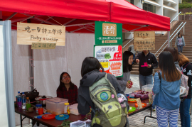 各師生積極參與攤位活動